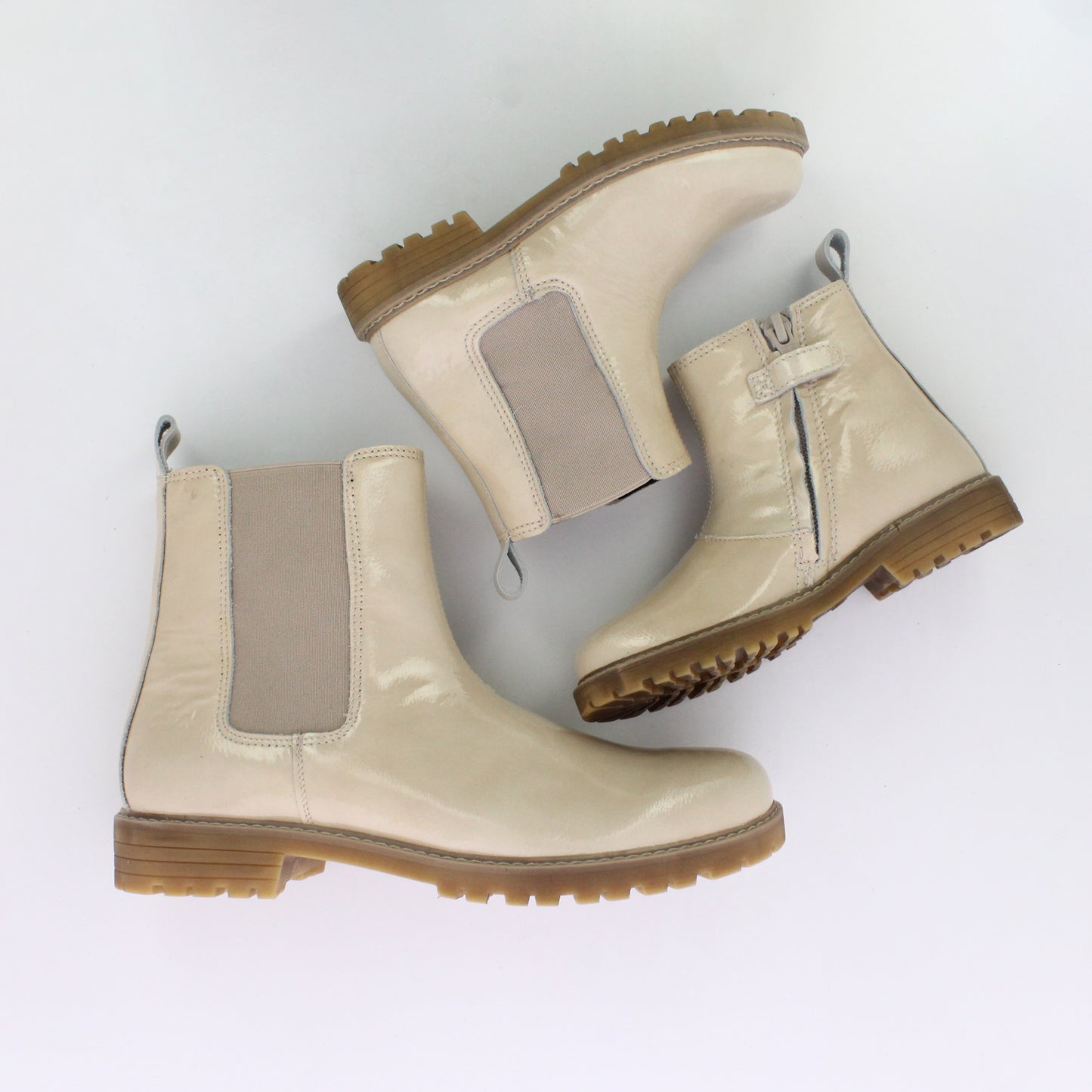 حذاء عكا الشمبانيا